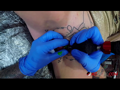 ❤️ E dashura jashtëzakonisht e bërë me tatuazhe, Sully Savage, bëri një tatuazh në klitorisin e saj ❤️ Video qij në sq.sexuria-net.ru ❌
